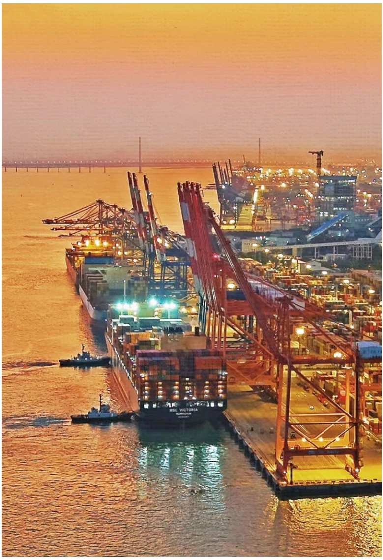 巨轮并靠海天港
